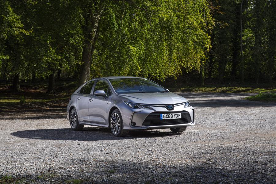  Toyota Corolla Hybrid Sedan 2019 года  (UK) (фото 5 из 29)